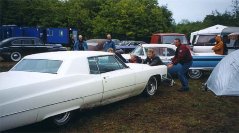 Johnni's Caddy sidder fast i mudder....